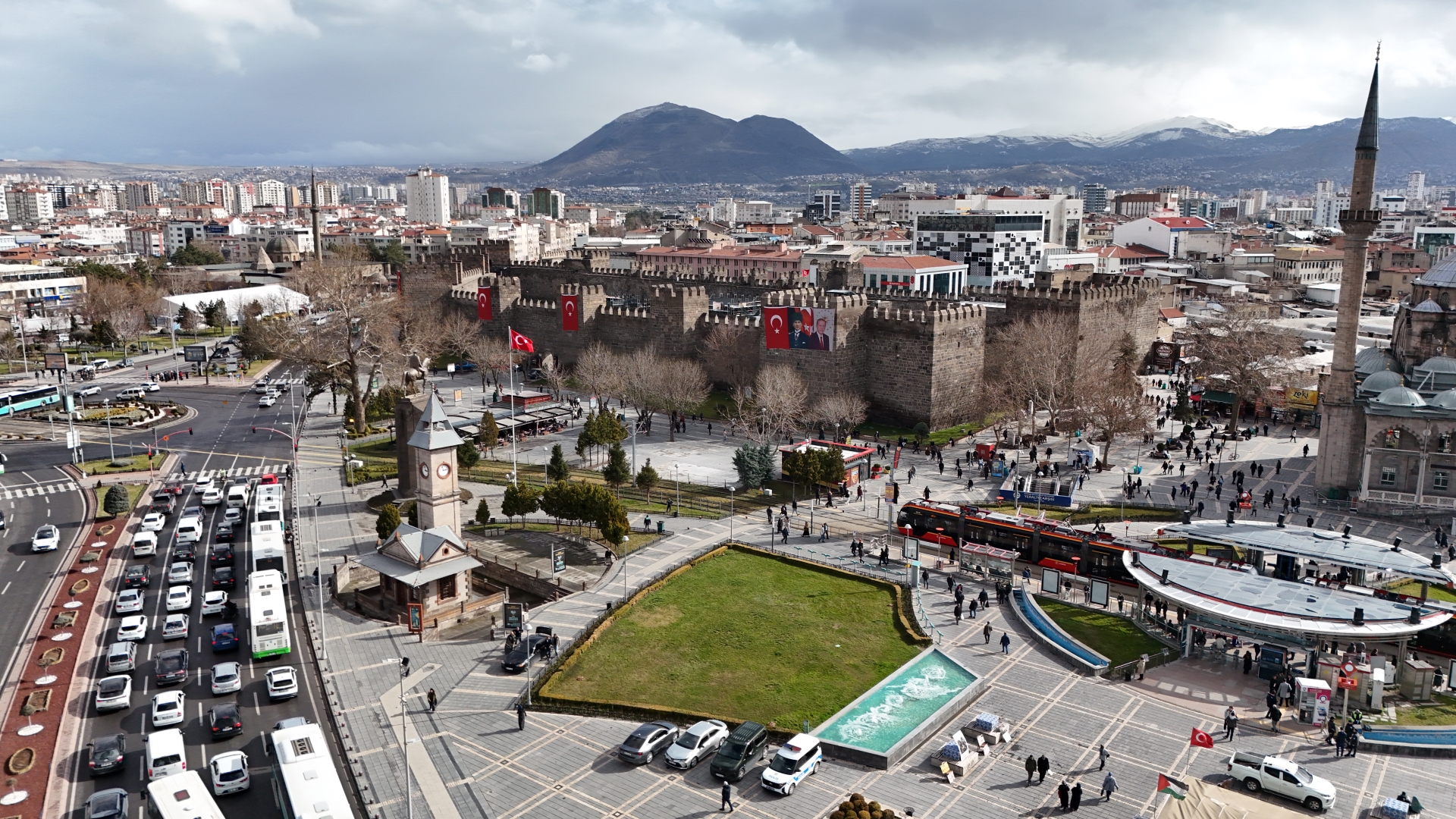Büyükşehir’den Ramazan Bayramı Öncesi Kent Genelinde Yoğun Temizlik ve Peyzaj Mesaisi