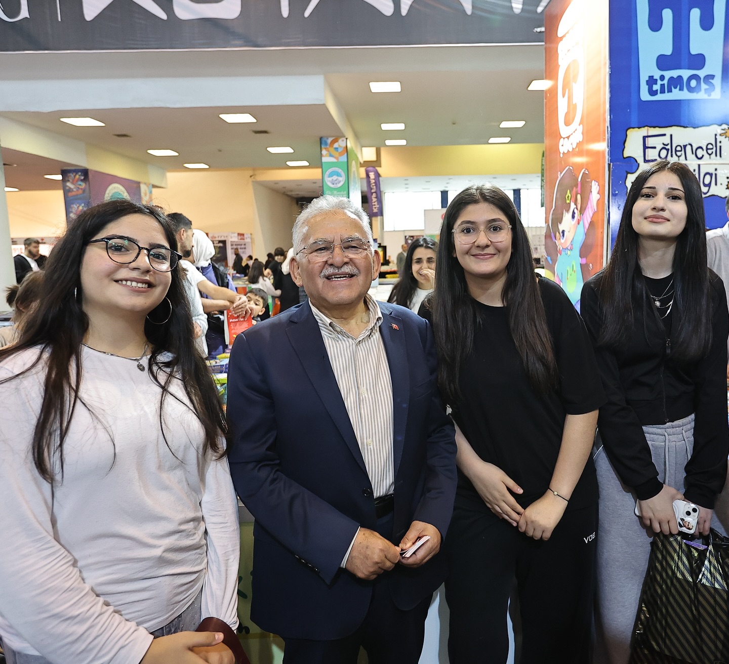 Kitap Fuarı'nda Son Gün: Başkan Büyükkılıç, Yenişehirlioğlu’nun Söyleşisine Katıldı