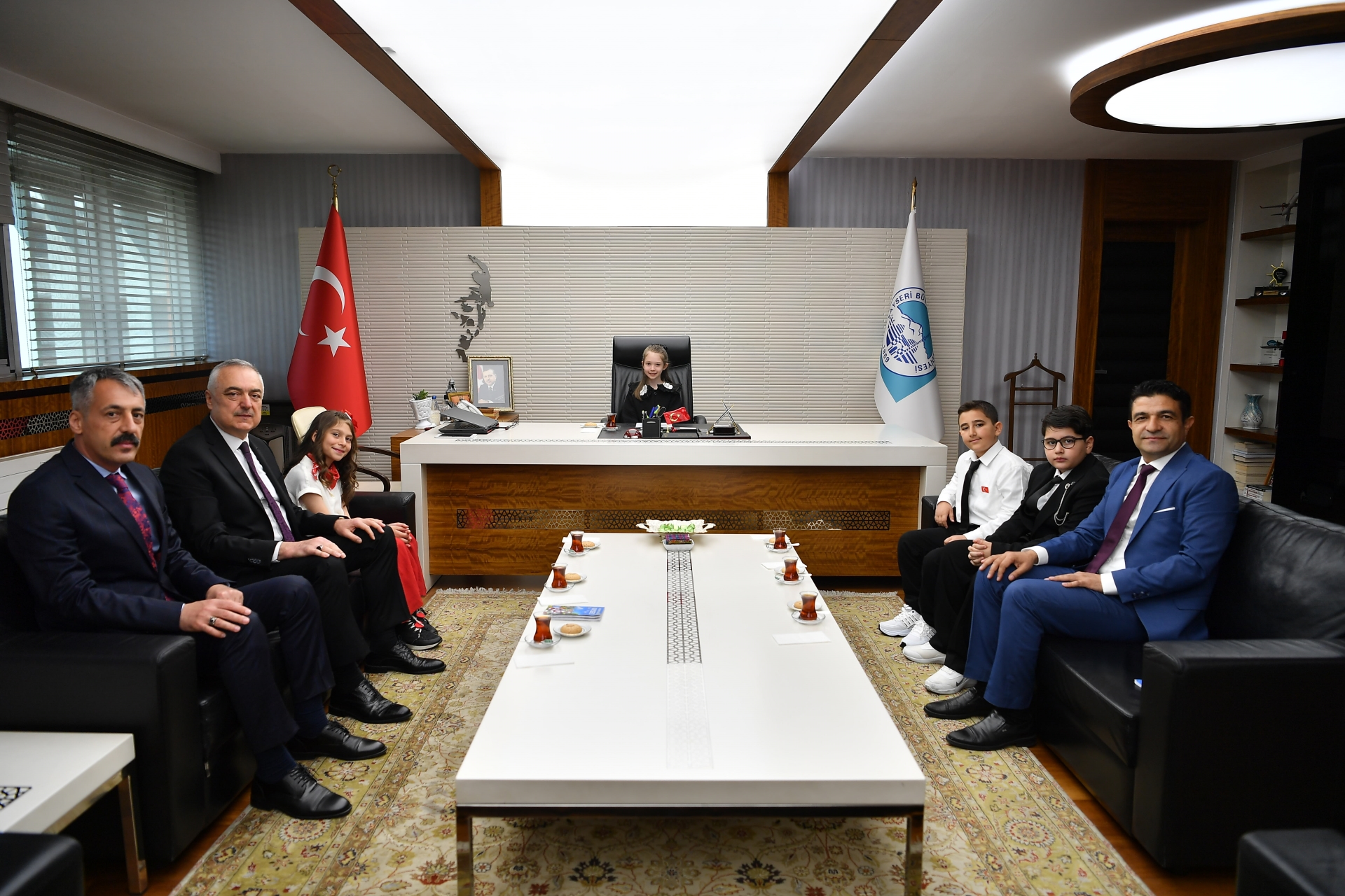 Büyükşehir’de Başkanlık Koltuğuna Minik Zeynep Oturdu