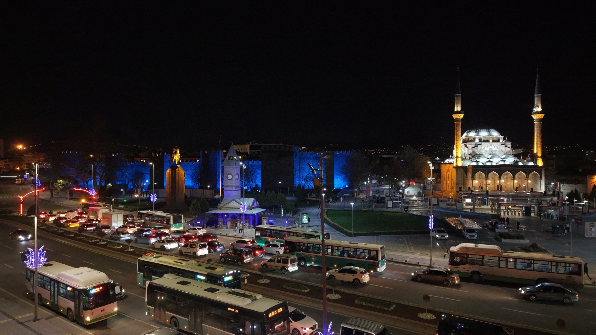 Kayseri Büyükşehir, Tarihi Surları Mavi Işıkla Aydınlatarak Otizm Farkındalığına Dikkat Çekti