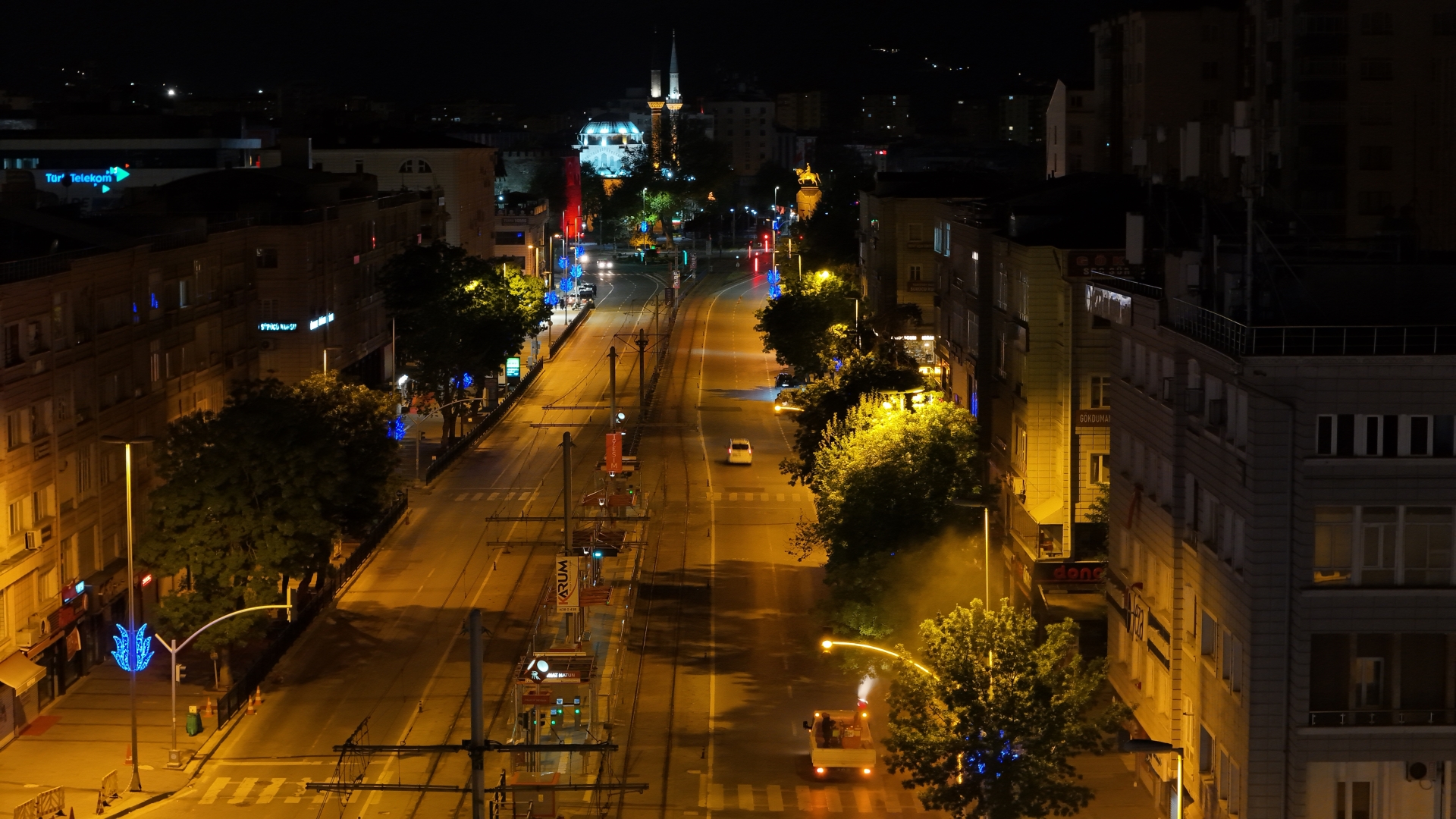 Büyükşehir’den Gece Mesaisi: Kent Genelinde İlaçlama Çalışmaları Aralıksız Sürüyor