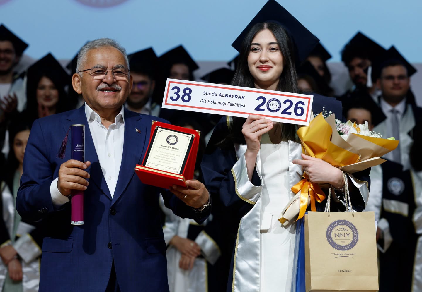 Başkan Büyükkılıç, Çiçeği Burnunda Diş Hekimlerinin Diploma Heyecanına Ortak Oldu