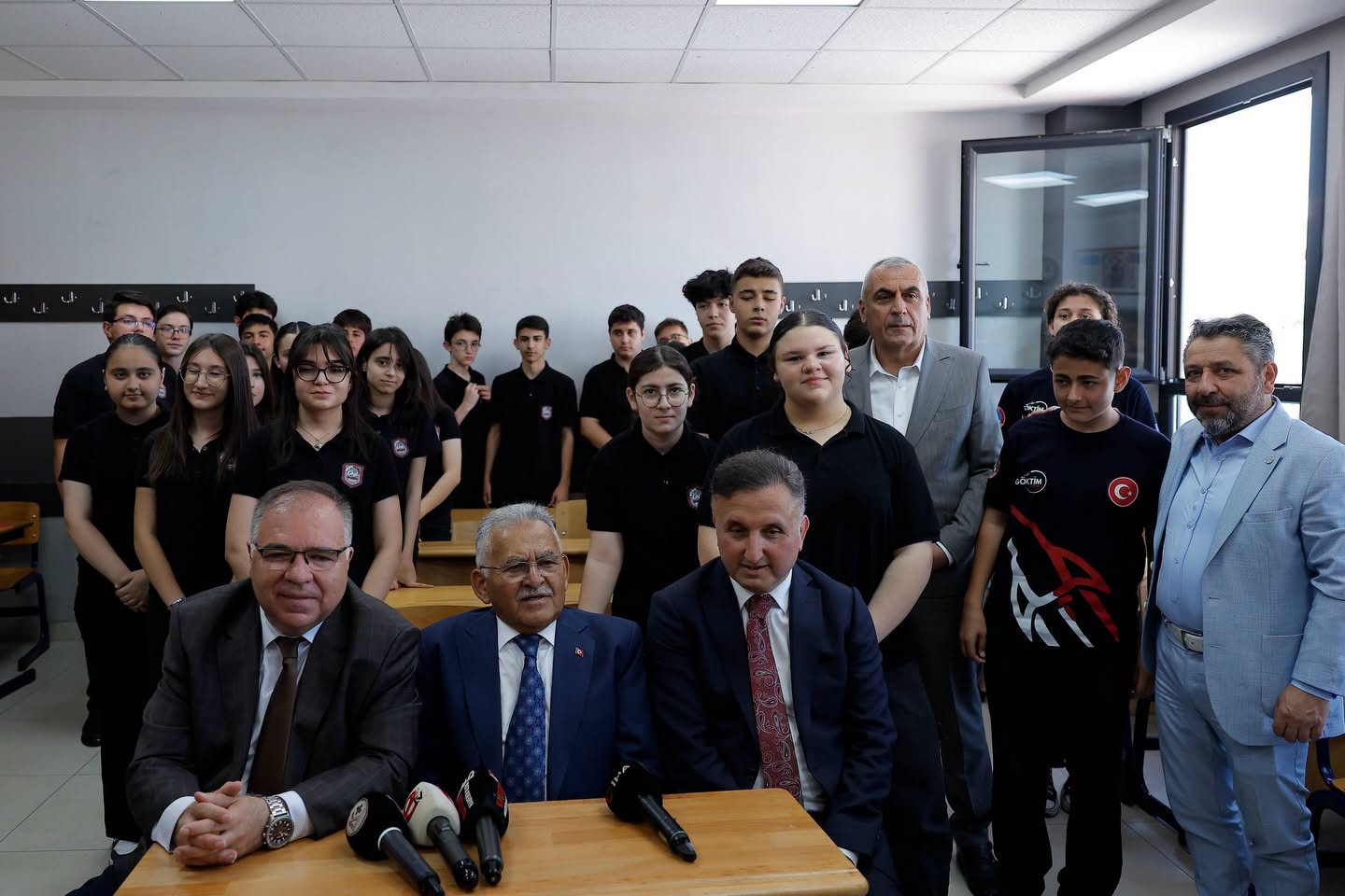Başkan Büyükkılıç Öğrencilerin Karne Sevincine Ortak Oldu: 
