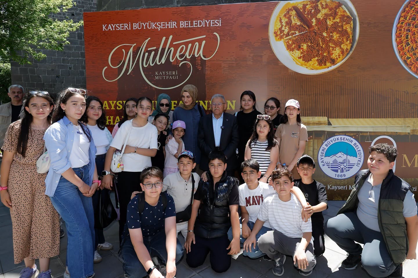 Başkan Büyükkılıç’a Tarihi Kayseri Kalesi’nde Çocuklardan Sıcak İlgi