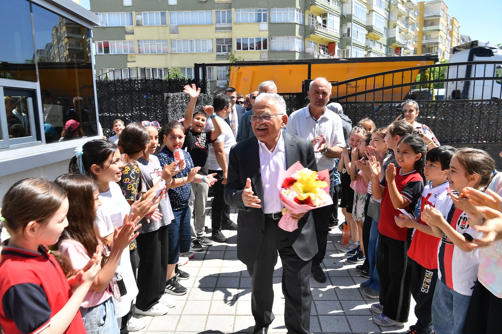 Başkan Büyükkılıç’tan Okullardaki Bahar Coşkusuna Yakın İlgi