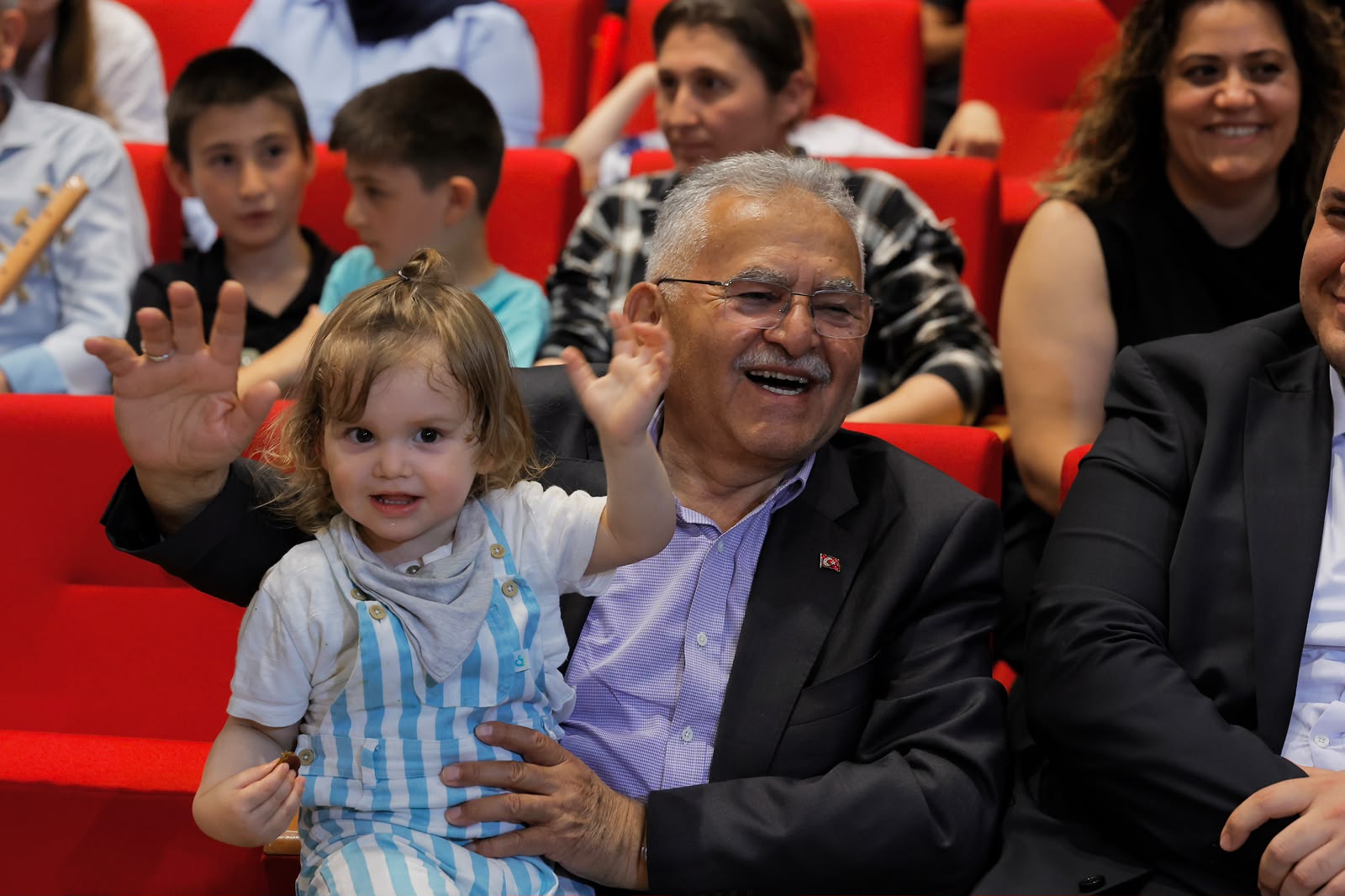 Büyükşehir Konservatuvarı’nda Mezuniyet Coşkusu: Başkan Büyükkılıç, Minik Sanatçılarla Buluştu