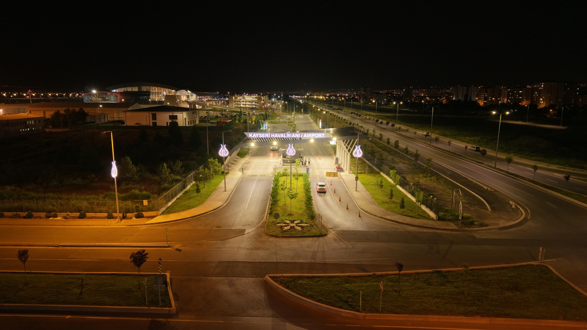 Büyükşehir’den Kayseri Havalimanı Yolunda Aydınlatma Sistemlerine Estetik Dokunuş