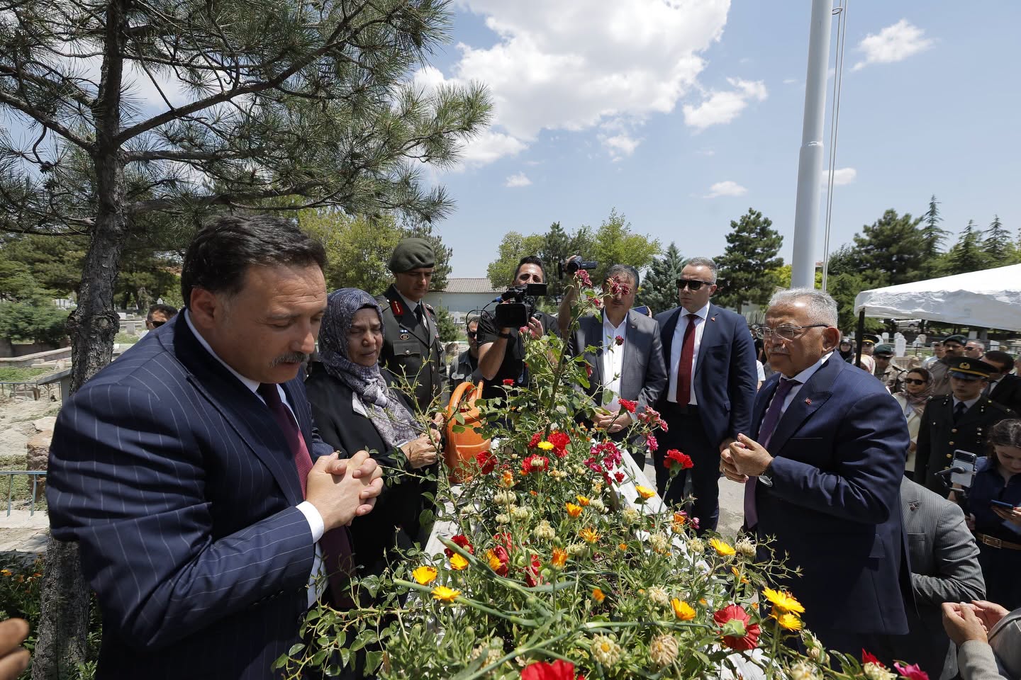 Vali Çiçek ve Başkan Büyükkılıç, 15 Temmuz Şehitleri Doğanay ve Yiğit’i Kabri Başında Andı