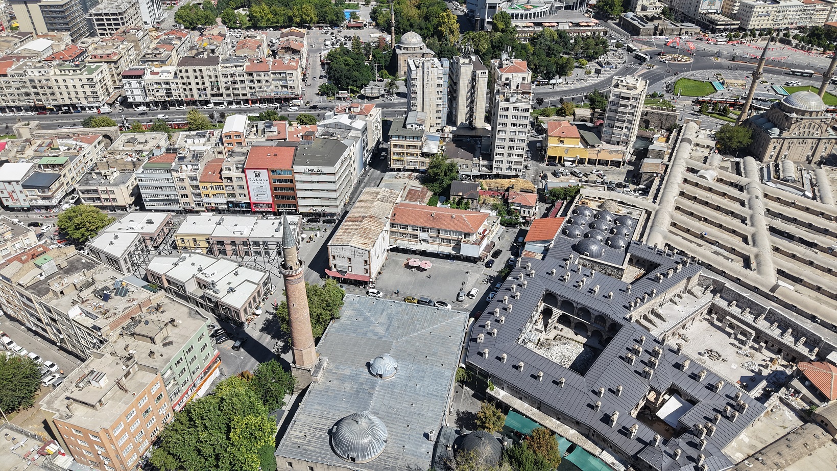 Başkan Büyükkılıç’tan Kayseri’nin Tarihi Kalbine Dokunuş: Suriçi Camikebir’de Hem Tarih Gün Yüzüne Çıkıyor Hem de Esnafın Yüzü Gülüyor