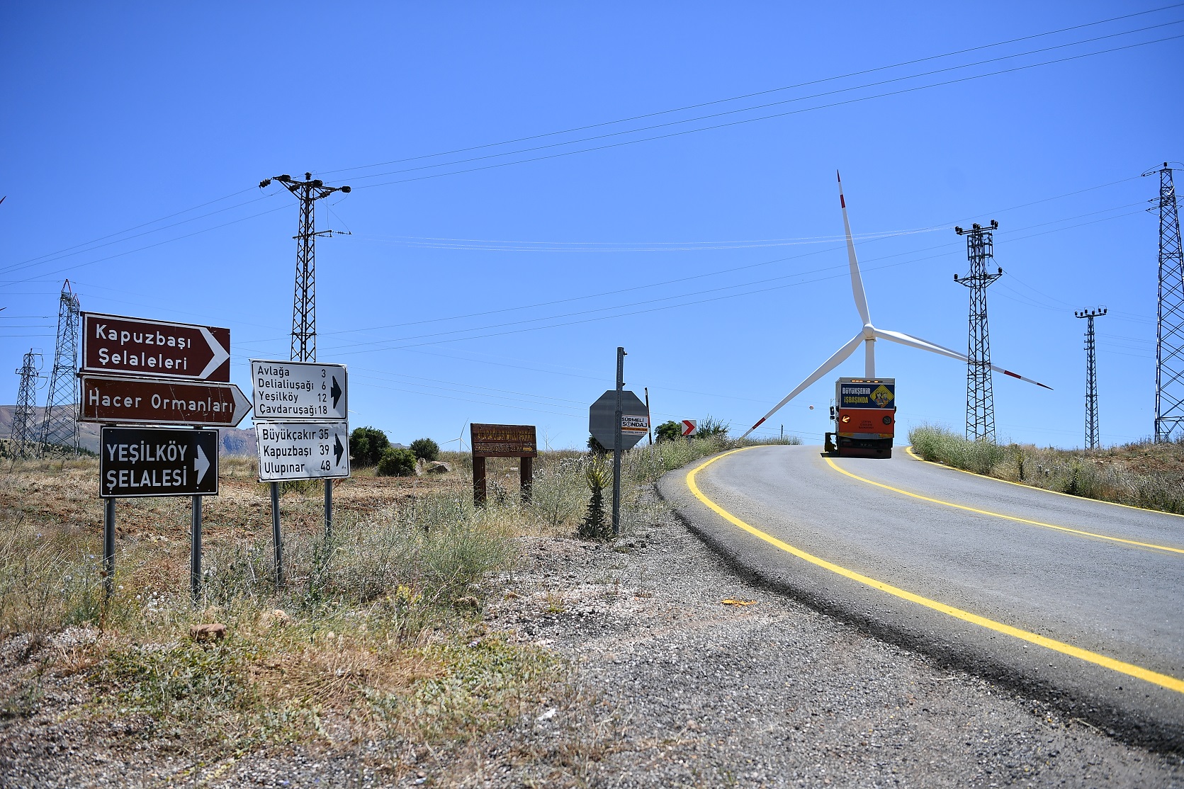 Kayseri Büyükşehir’den Kapuzbaşı Yolunda 2 Milyon TL’lik Yol Çizgisi Çalışması